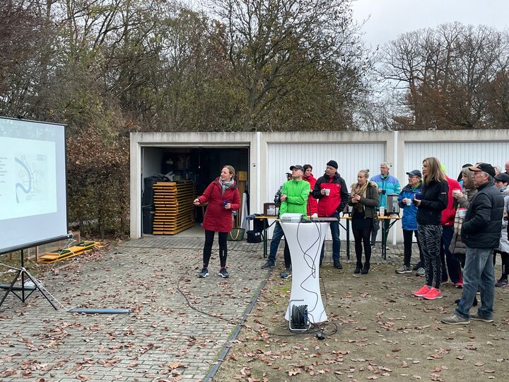 Sabine präsentiert den Marathon-Ausflug nach Düsseldorf im kommenden Jahr